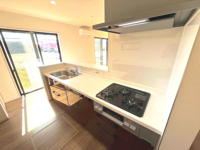 【キッチン】 | 知多郡南知多町内海　新築戸建 | お料理が楽しくなる機能的で美しいシステムキッチンです。広々としたシンクと十分な調理スペースで毎日の家事がスムーズに行えます。