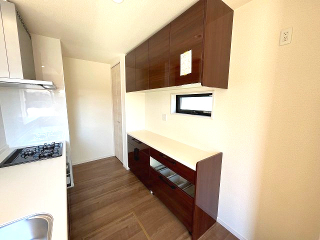 知多郡南知多町内海　新築戸建のキッチン|キッチン後ろには収納を完備！キッチン周りがすっきり片付きます！