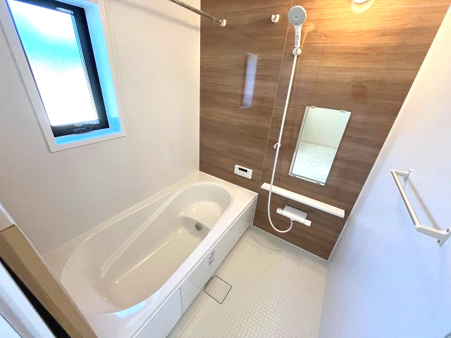 知多郡南知多町内海　新築戸建の浴室|木目調のパネルがアクセントとなっており明るさを保ちつつ落ち着いた雰囲気のある浴室。自然光が差し込むことで浴室が明るく開放的な空間に変わります！