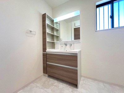 【独立洗面台】 | 知多郡南知多町内海　新築戸建 | 清潔感溢れるスタイリッシュなデザインの洗面化粧台！
収納も多くドライヤーや化粧品などがしまえてすっきり片付きます！