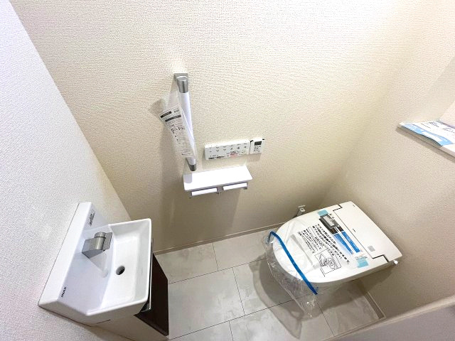 知多郡南知多町内海　新築戸建のトイレ|潔感あふれるシンプルで機能的なトイレです。温水洗浄便座付きで毎日を快適に過ごせます。