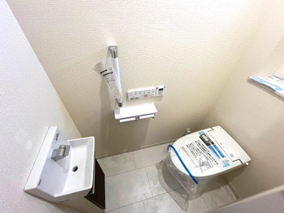 【トイレ】 | 知多郡南知多町内海　新築戸建 | 潔感あふれるシンプルで機能的なトイレです。温水洗浄便座付きで毎日を快適に過ごせます。