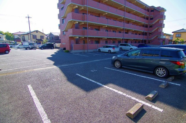 リュウ壱番館の駐車場