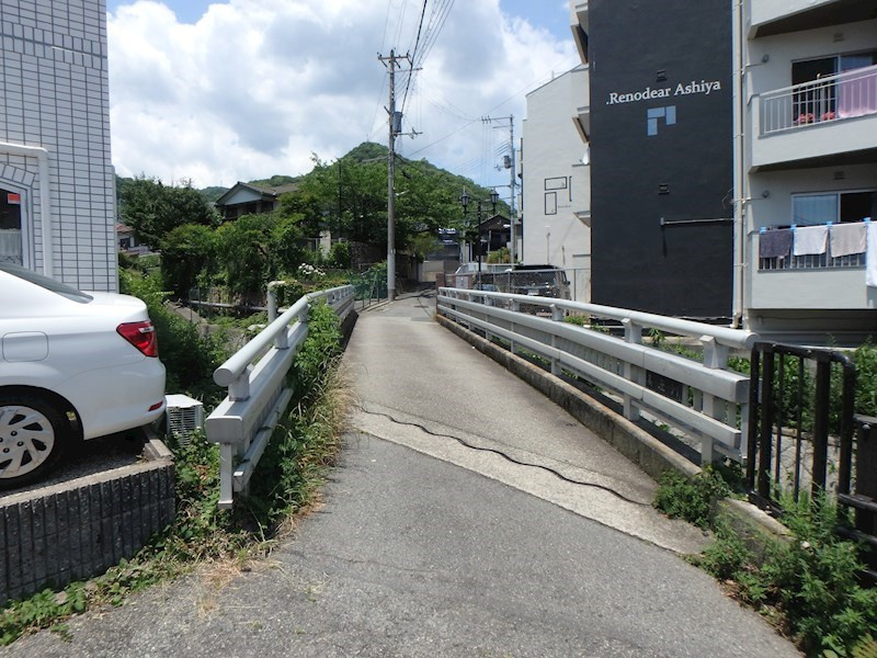 山芦屋町土地（古家付き）の前面道路含む現地写真