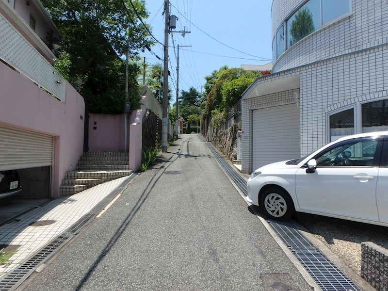 山芦屋町土地（古家付き）の前面道路含む現地写真|南東側道路