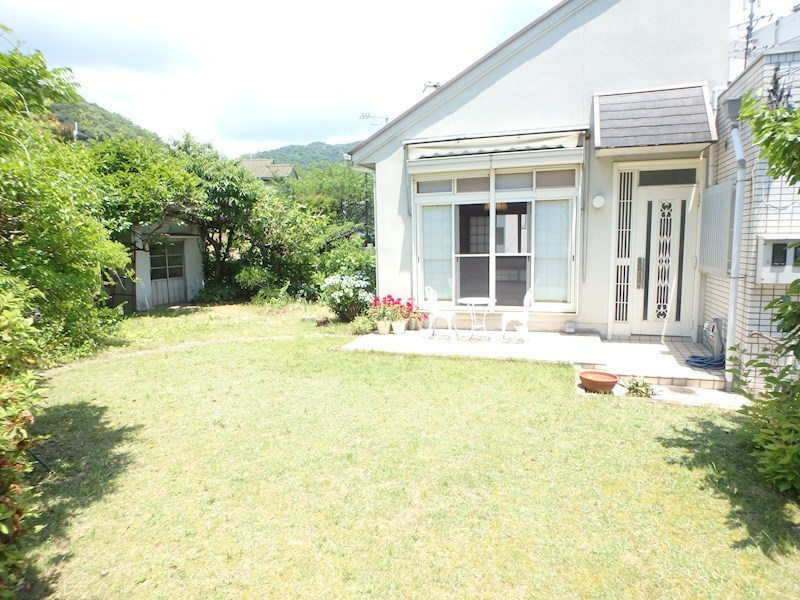 山芦屋町土地（古家付き）の外観|芝生の綺麗なお庭