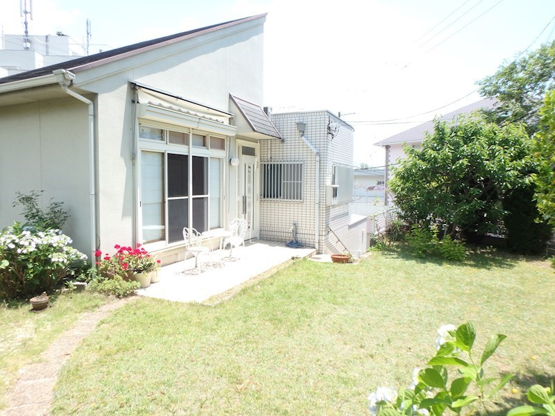 山芦屋町土地（古家付き）の外観|芝生の綺麗なお庭