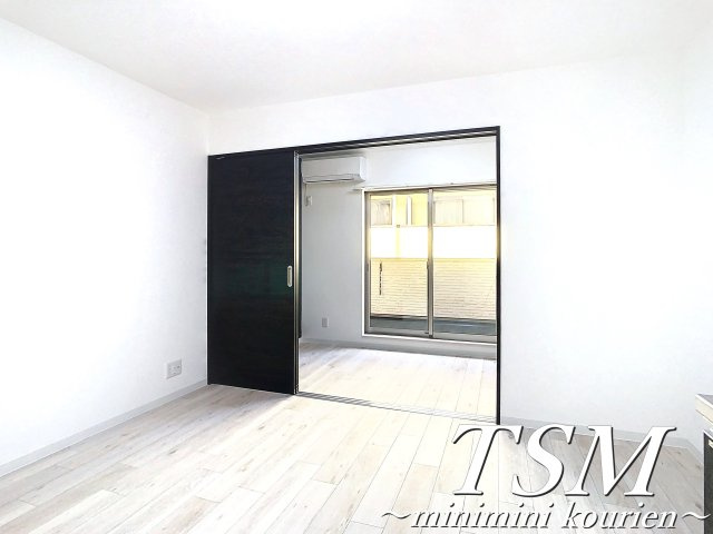 ジーメゾン寝屋川秦町アリビオの居間・リビング