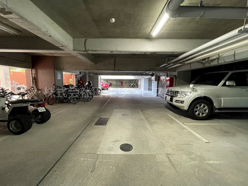 フローラハイツ岡本の外観|平面駐車場でございます。