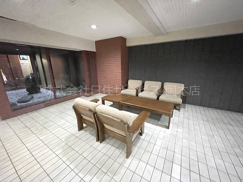 フローラハイツ岡本の外観|落ち着いた雰囲気の共用部でございます。