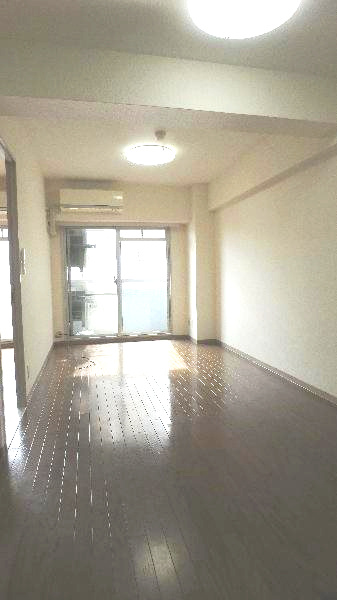 六甲道シティハウスの居間・リビング|こちらの居間で趣味の時間をお楽しみください