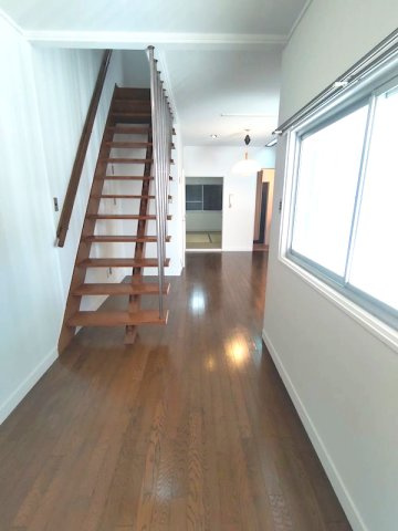 下河原通3丁目貸家の内装|階段部分です