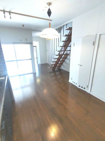 下河原通3丁目貸家の居間・リビング|使いやすい居間です