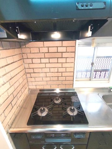 下河原通3丁目貸家のキッチン|3口コンロがついています
