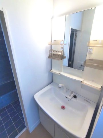 下河原通3丁目貸家の独立洗面台|独立洗面台あり、毎朝おしゃれに忙しい女性の方におすすめです