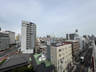 【展望】 | 眼前に広がる空の雄大さと、このお部屋の自慢の一つである「眺望」をご覧ください。毎日、この景色を独り占めできる新生活に夢が広がります。～即日のご見学可能～　お問合せはお気軽にどうぞ。
