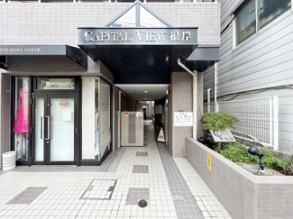 【エントランス】 | お客様を、そして住人を出迎えてくれるマンションのエントランス。ゴミが落ちていないことからも、管理状態の良さや住民の節度の高さが見て取れます。～即日のご見学可能～　お問合せはお気軽にどうぞ。
