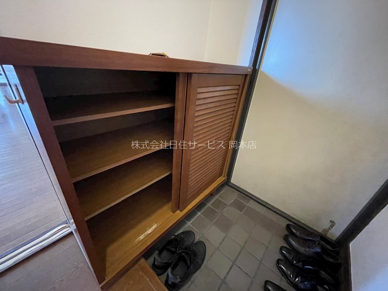 グリーンハイツ御影の玄関|収納スペースの多い下駄箱です。