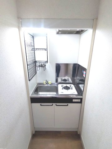 プラタナス・アベニューのキッチン|コンパクトなキッチンで掃除もラクラク