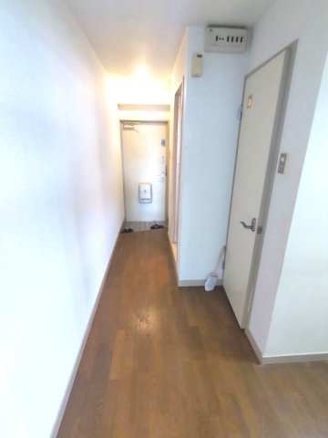 プラタナス・アベニューの内装|キッチンから玄関方向を眺めた景色です