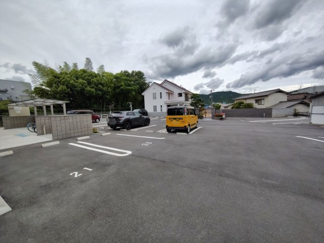 シャーメゾンSUNの駐車場
