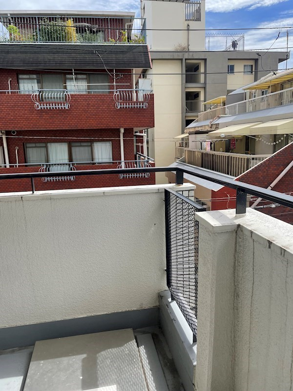 カサベラ岡本のバルコニー|暖かな日差しのふりそそぐバルコニー。