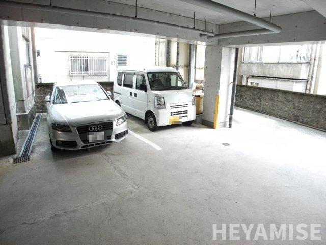 クオーレ中川の駐車場