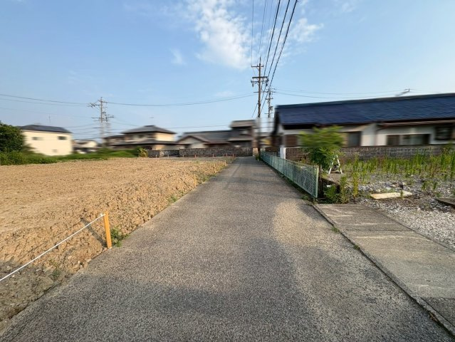 売土地　大垣市南一色町　60.22坪の外観|現地(2025年2月9日)撮影 道路幅は約3.9ｍです。（向かいのセットバックで4ｍに）