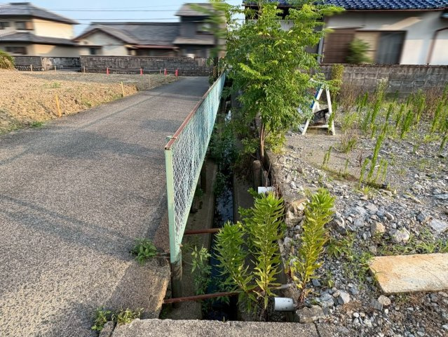 売土地　大垣市南一色町　60.22坪の周辺|現地(2025年7月7日)撮影　接道は水路橋が必要になります。