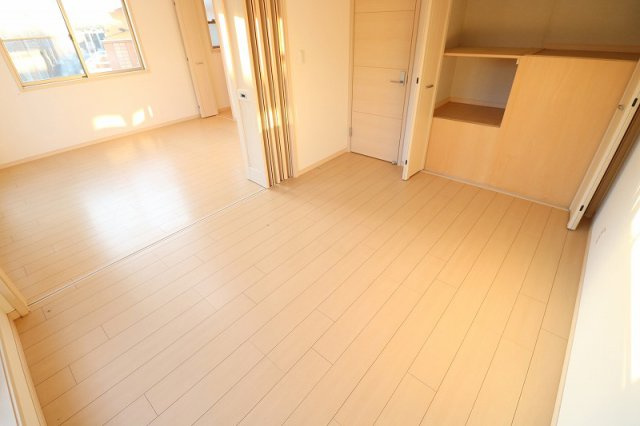 【洋室】 | 富士見市東みずほ台4丁目　中古一戸建住宅　(ふじみ野店) | 洋室約6帖。
可動間仕切りを配した洋室。
お隣の洋室を開放し、広々の空間として使うのもいいですね！