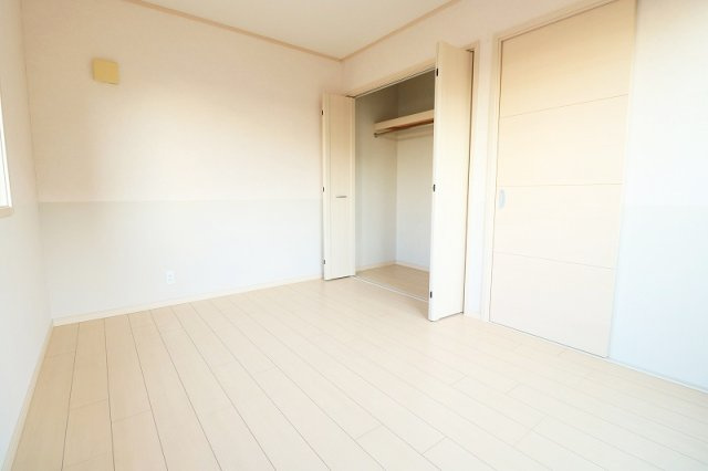 【洋室】 | 富士見市東みずほ台4丁目　中古一戸建住宅　(ふじみ野店) | 洋室約6帖。
バルコニーと面した開放感のある空間。