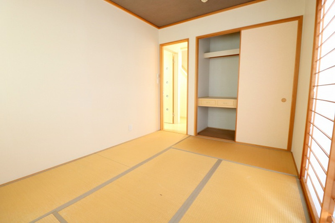 【和室】 | 富士見市東みずほ台4丁目　中古一戸建住宅　(ふじみ野店) | 和室6帖。
ごろんと横になれる和室はリラックス空間に。
