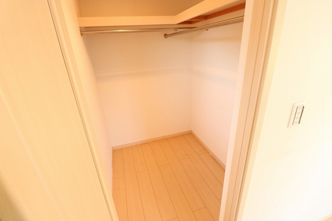 【収納】 | 富士見市東みずほ台4丁目　中古一戸建住宅　(ふじみ野店) | 主寝室にはウォークインクローゼットもございます。
シーズンオフのお洋服やご家族のお荷物の収納に便利です！