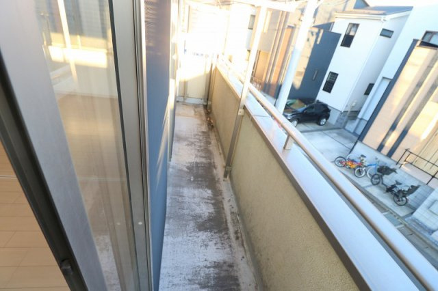 【バルコニー】 | 富士見市東みずほ台4丁目　中古一戸建住宅　(ふじみ野店) | 2部屋から繋がる2wayバルコニーで生活動線を短縮。