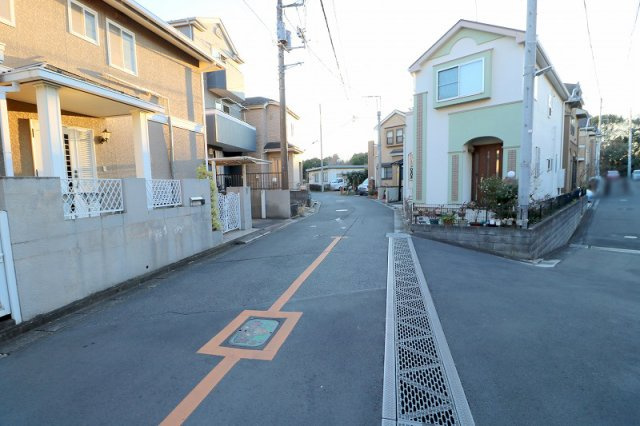 【前面道路含む現地写真】 | 富士見市東みずほ台4丁目　中古一戸建住宅　(ふじみ野店) | ショッピング施設「ららぽーと富士見」までお車で約6分！
