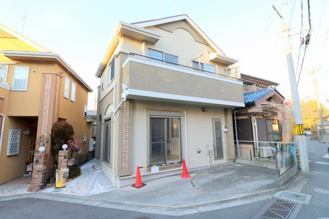 【外観】 | 富士見市東みずほ台4丁目　中古一戸建住宅　(ふじみ野店) | 並列1台駐車可能なカースペース。