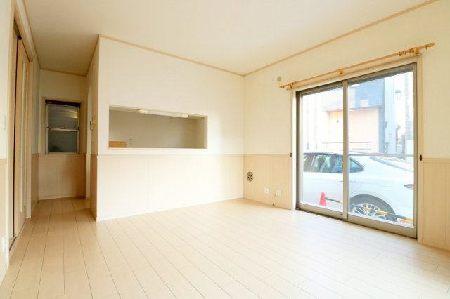 【居間・リビング】 | 富士見市東みずほ台4丁目　中古一戸建住宅　(ふじみ野店) | LDK約13.3帖。
お料理をしながらリビングを見れる対面式キッチン