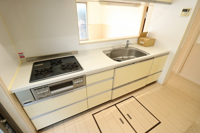 【キッチン】 | 富士見市東みずほ台4丁目　中古一戸建住宅　(ふじみ野店) | キッチン収納や床下収納でキッチン周りをすっきりと整頓。