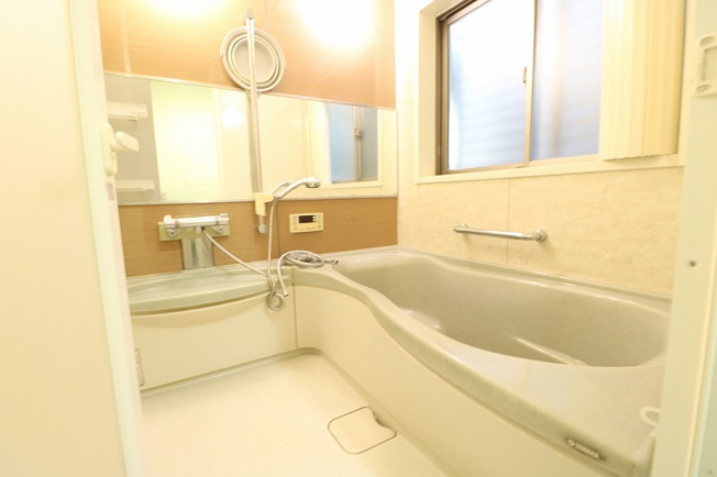 【浴室】 | 富士見市東みずほ台4丁目　中古一戸建住宅　(ふじみ野店) | ゆったりとした浴室は１日の疲れを癒してくれます。