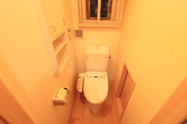 【トイレ】 | 富士見市東みずほ台4丁目　中古一戸建住宅　(ふじみ野店) | 1階トイレ
物入を備えたトイレ。