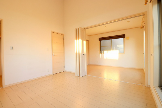 【寝室】 | 富士見市東みずほ台4丁目　中古一戸建住宅　(ふじみ野店) | 洋室約7.3帖。
バルコニーに面している為、陽当たり・開放感良好です。