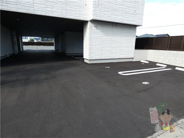 シャーメゾン上中野の駐車場