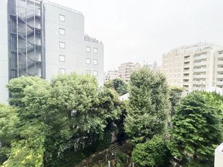 【展望】 | バルコニーの様子。ここからの眺めが、日々のストレスを発散してくれることでしょう。ちなみにバルコニーは専有部分ではなく「共用部分」の扱いです。～即日のご見学可能～　お問合せはお気軽にどうぞ。