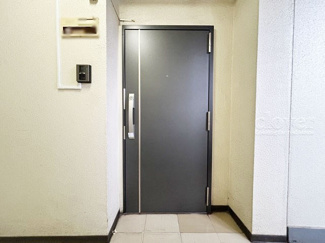 【その他共用部分】 | ダブルロック式の玄関ドアが皆様をお出迎え。お部屋のセキュリティの観点からも、うれしい設備ですね。玄関の色もシックで良い感じです。～即日のご見学可能～　お問合せはお気軽にどうぞ。