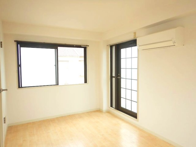 ハピネス武庫之荘西の寝室|開放的な寝室です