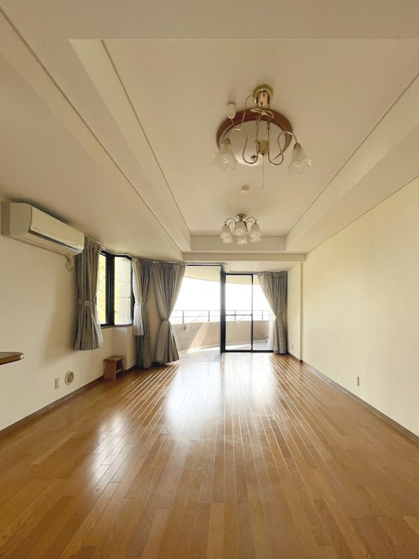 ライオンズマンション篠原北町の居間・リビング|約14.8帖のリビングは光がしっかり入ります◎