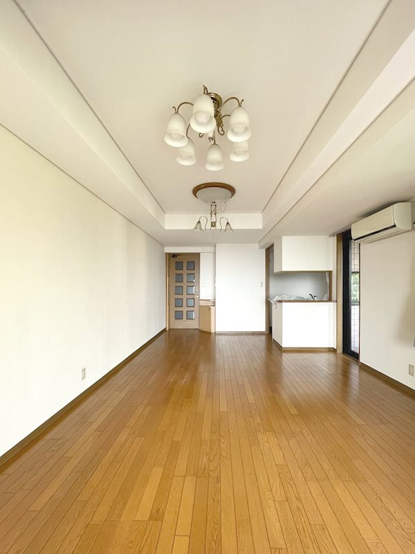 ライオンズマンション篠原北町の居間・リビング|約14.8帖のリビングは光がしっかり入ります◎