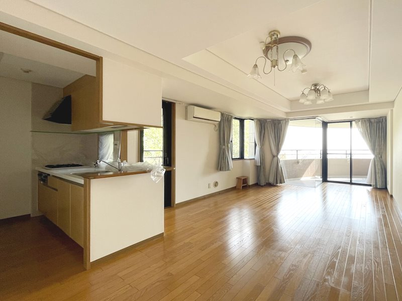 ライオンズマンション篠原北町の居間・リビング|約14.8帖のリビングは光がしっかり入ります◎