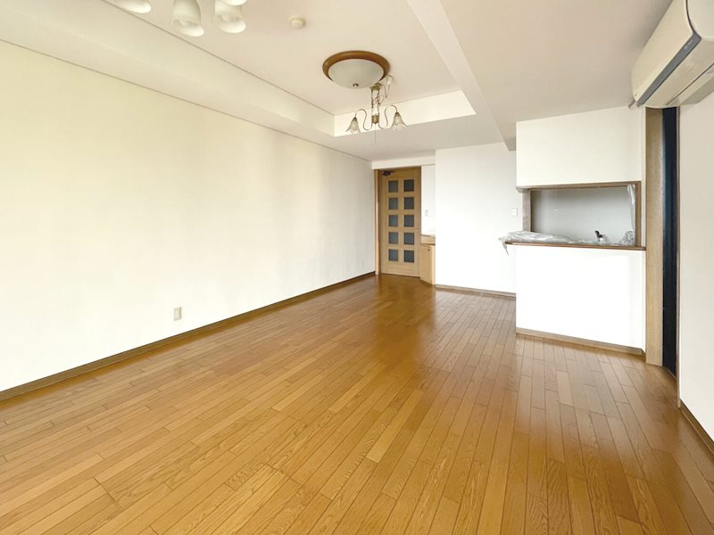 ライオンズマンション篠原北町の居間・リビング|一日を通して光が入りやすく、開放感もしっかり感じられます。リビングとダイニングが一体のため、全体が明るくなります。