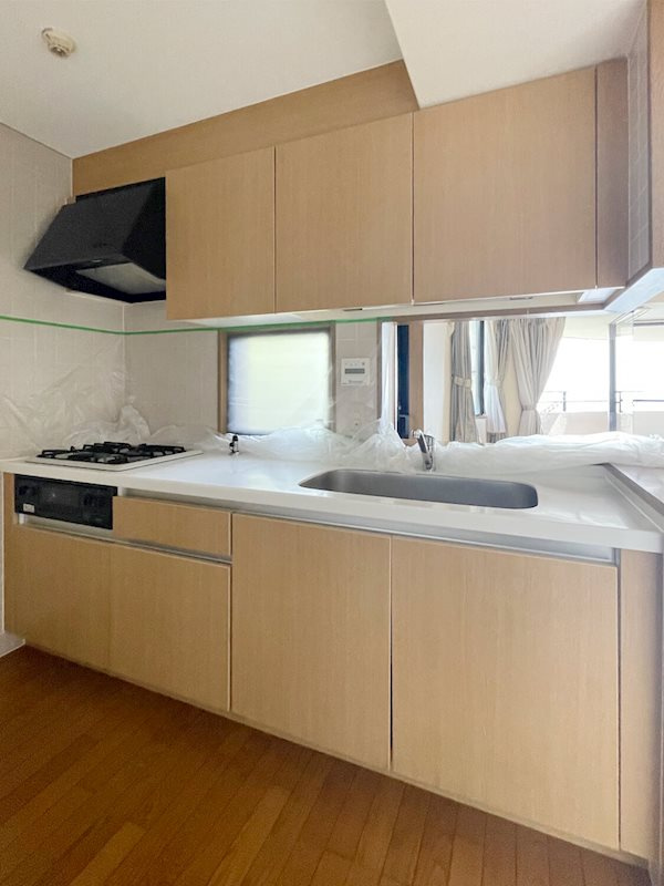 ライオンズマンション篠原北町のキッチン|シンプルなデザインと使いやすさを兼ね備えた対面式システムキッチンは、効率的な作業スペースを提供し、家族のコミュケーションを促進。